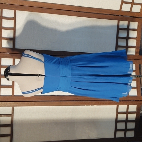 David's Bridal Short Crinkle Chiffon Royal Blue Dress with Front Cascade Size 10 - Picture 5 of 10